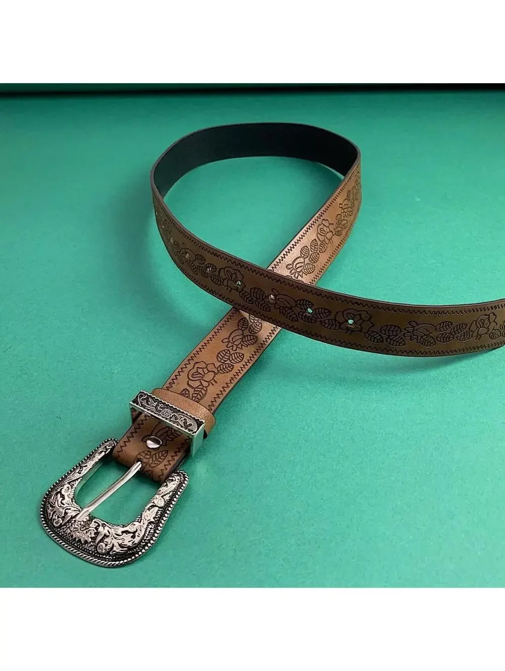 American Western vintage style brown belt. 38 inches length. 1 inch width. Fits